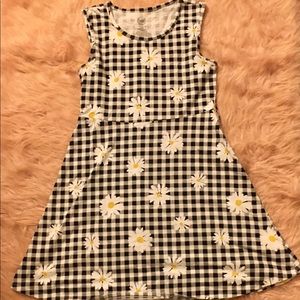 Girls back and white Daisy dress✨